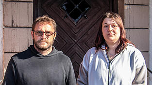 Stefan und Sabrina K&ouml;llnberger sind stark f&uuml;r die Kinder und hoffen wieder ein Zuhause im Landkreis Deggendorf zu finden.