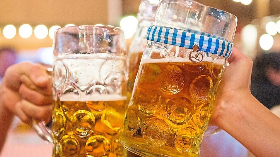 Die Maß wird am Gäubodenvolksfest 2023 zwischen 12,20 und 12,25 Euro kosten. Die Meinung unserer Leser zu diesen Preisen ist geteilt.