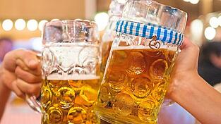 Die Maß wird am Gäubodenvolksfest 2023 zwischen 12,20 und 12,25 Euro kosten. Die Meinung unserer Leser zu diesen Preisen ist geteilt.