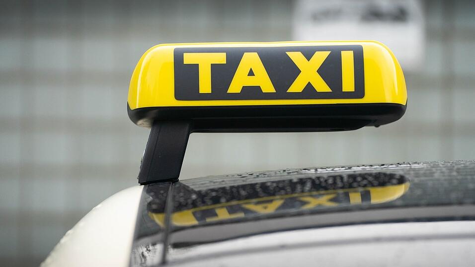 Viele Senioren sind auf Busse oder Taxis angewiesen. Auch im Landkreis Straubing-Bogen beteiligen sich einige Unternehmen an dem Verkehrskonzept 'seniormobil' des Landratsamtes. Viele Senioren sind auf Busse oder Taxis angewiesen. Auch im Landkreis Straubing-Bogen beteiligen sich einige Unternehmen an dem Verkehrskonzept 'seniormobil' des Landratsamtes.
