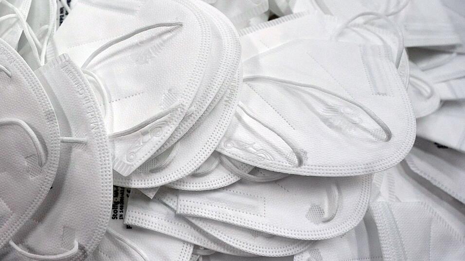 Nach dem Verkauf von Schutzmasken in der Corona-Krise soll ein Mann Millionen Euro an Steuern hinterzogen haben. (Symbolbild)