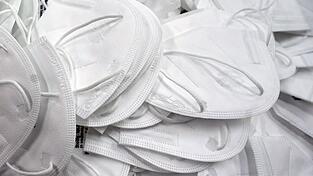 Nach dem Verkauf von Schutzmasken in der Corona-Krise soll ein Mann Millionen Euro an Steuern hinterzogen haben. (Symbolbild)