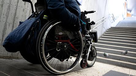 Solange es kein wirklich wirksames Recht gibt, Barrierefreiheit einzufordern, bleibt aus dem Verfassungsversprechen nur ein Appell.