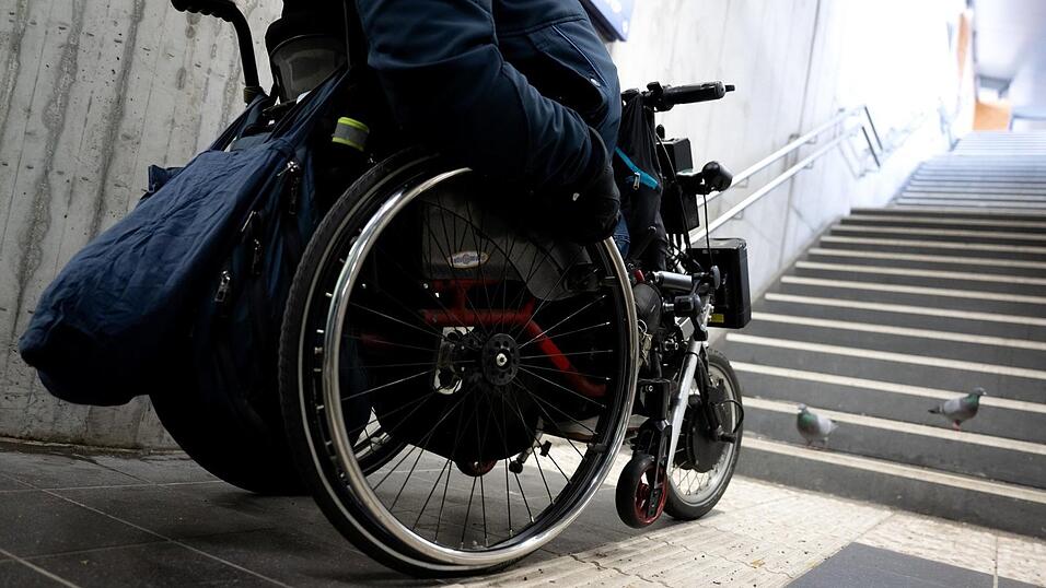 Solange es kein wirklich wirksames Recht gibt, Barrierefreiheit einzufordern, bleibt aus dem Verfassungsversprechen nur ein Appell.