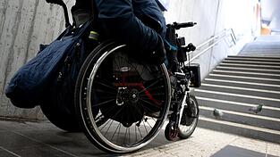 Solange es kein wirklich wirksames Recht gibt, Barrierefreiheit einzufordern, bleibt aus dem Verfassungsversprechen nur ein Appell.