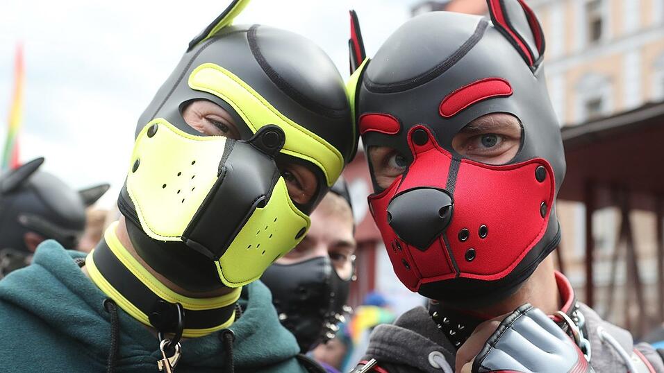 Knapp 2.000 Teilnehmer feierten am Samstag in Landhut den ersten Christopher-Street-Day Niederbayerns.