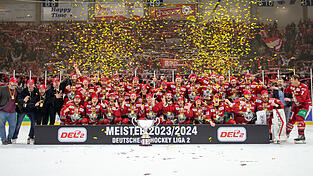 Die Regensburger feierten den sensationellen Meistertitel zusammen mit den eigenen Fans. Auch in Augsburg wurde das Ergebnis mit Freude aufgenommen.