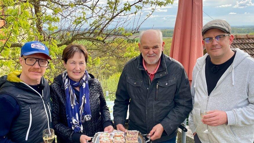 Von links: Simon Schwarz, Doris Luttner, Franz Luttner und Sebastian Bezzel in Tiefenthal. Von links: Simon Schwarz, Doris Luttner, Franz Luttner und Sebastian Bezzel in Tiefenthal.