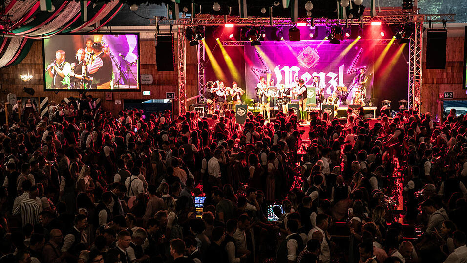 Echte Blasmusikfans lie&szlig;en sich auch den zweiten Auftritt in Folge am Dienstagabend nicht entgehen.