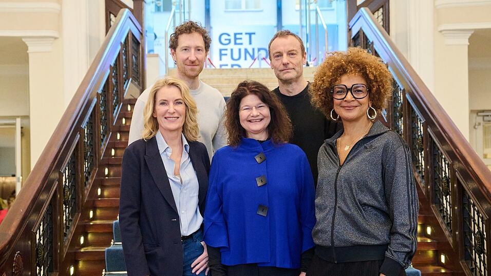 Bei der Studie geht um junge Menschen im Spannungsfeld zwischen Algorithmen und Identit&auml;tssuche. Zur Pr&auml;sentation erschienen Mitinitiatorin Maria Furtw&auml;ngler, IZI-Leiterin Maya G&ouml;tz, Filmproduzentin Nataly Kudiabor sowie Moderator Louis Klamroth und Schauspieler Mark Waschke.