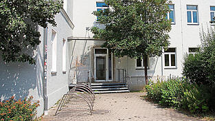 Das Haus der Kultur (Alte Schule) in Barbing, das einigen Vereinen wie M&auml;nnerchor, Musik- oder Theaterverein als Heimstatt dient, wird um eine Rampe erg&auml;nzt.