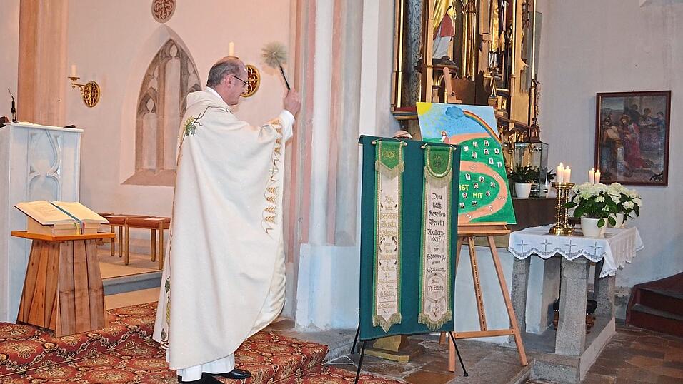 Pfarrer Thomas Diermeier segnete die restaurierten Fahnenbänder. Pfarrer Thomas Diermeier segnete die restaurierten Fahnenbänder.