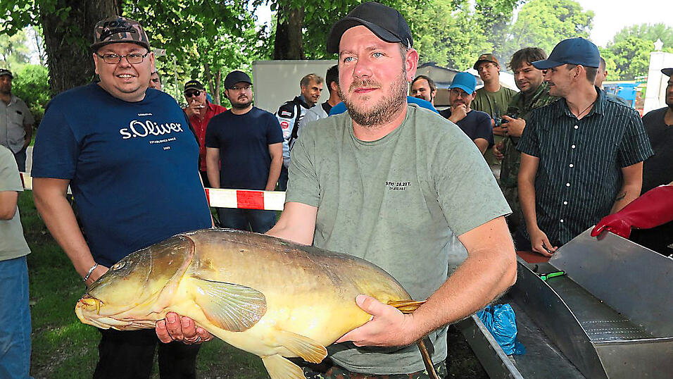Fischerk&ouml;nig Andreas Sachse mit seinem Sieger-Karpfen.