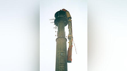 Eine seltene Farbaufnahme vom Unglückstag, dem 20. Oktober 1974. Nach dem 'Antennenknick' am Hohenbogen wurde das Gelände aufgrund der großen Gefahr weiträumig abgesperrt.