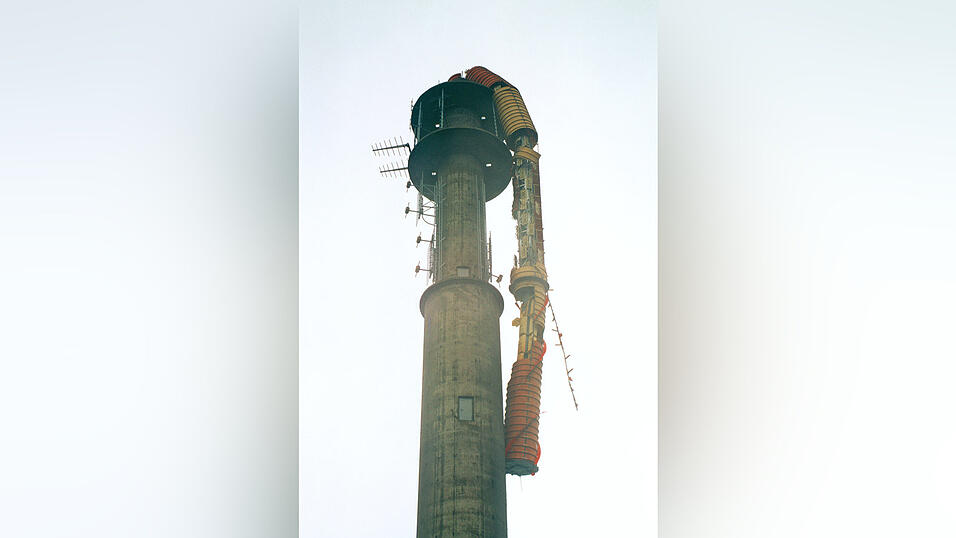 Eine seltene Farbaufnahme vom Ungl&uuml;ckstag, dem 20. Oktober 1974. Nach dem 'Antennenknick' am Hohenbogen wurde das Gel&auml;nde aufgrund der gro&szlig;en Gefahr weitr&auml;umig abgesperrt.