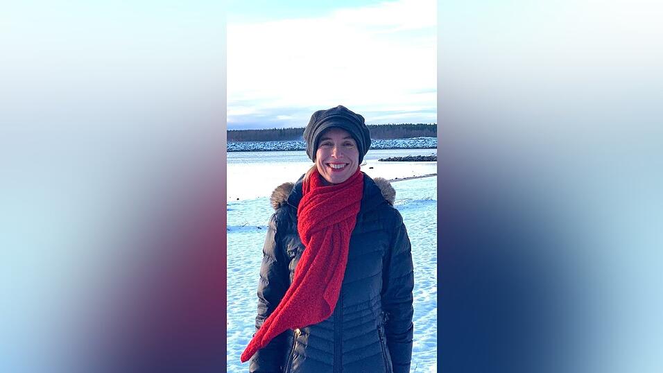 Prof. Dr. Sandra Reimann in der eisigen Landschaft Finnlands.