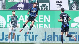 Paderborns St&uuml;rmer Stefano Marino bejubelt mit einem Sprung in die Luft sein F&uuml;hrungstor.