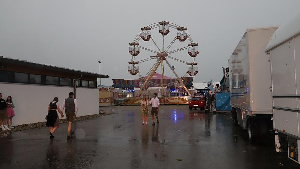 Ein Unwetter machte den Feiernden auf dem Pilstinger Volksfest einen Strich durch die Rechnung.