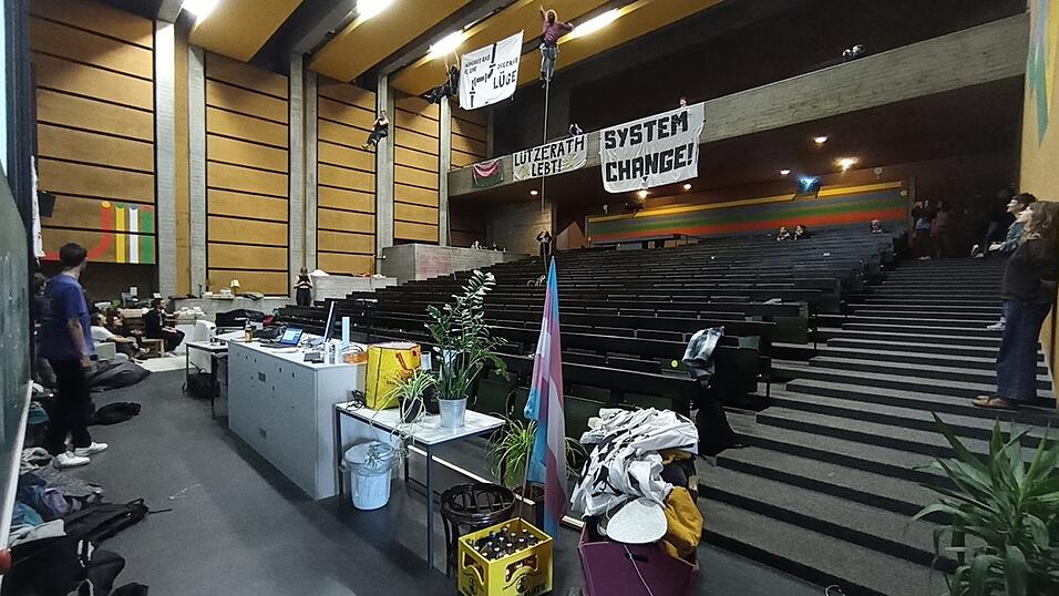 Die Aktivisten brachten Banner im Hörsaal an. Die Aktivisten brachten Banner im Hörsaal an.