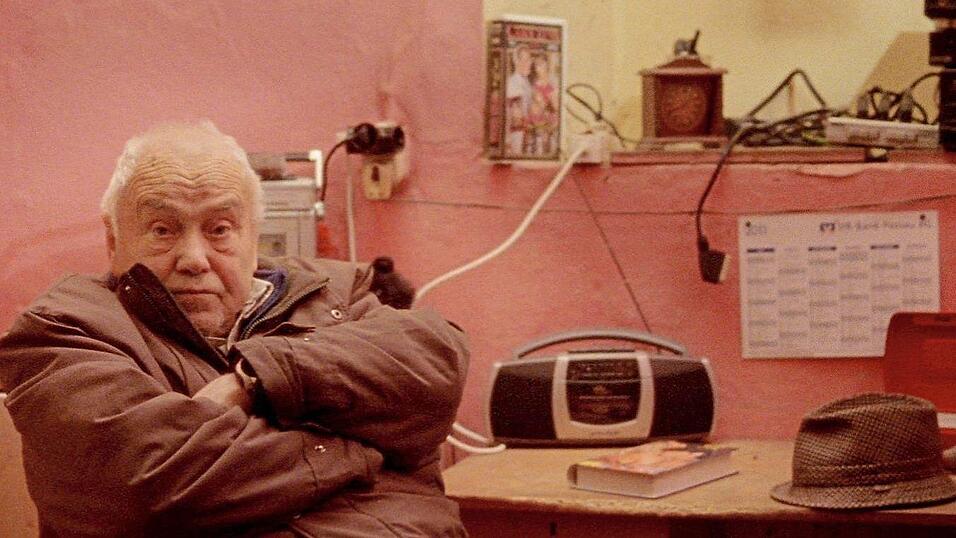 Erich Siebzehnr&uuml;bl an seiner Kinokasse in Passau. Er sagte einst: 'Das Kino ist meine beste Freude im Leben, sonst niemand.'