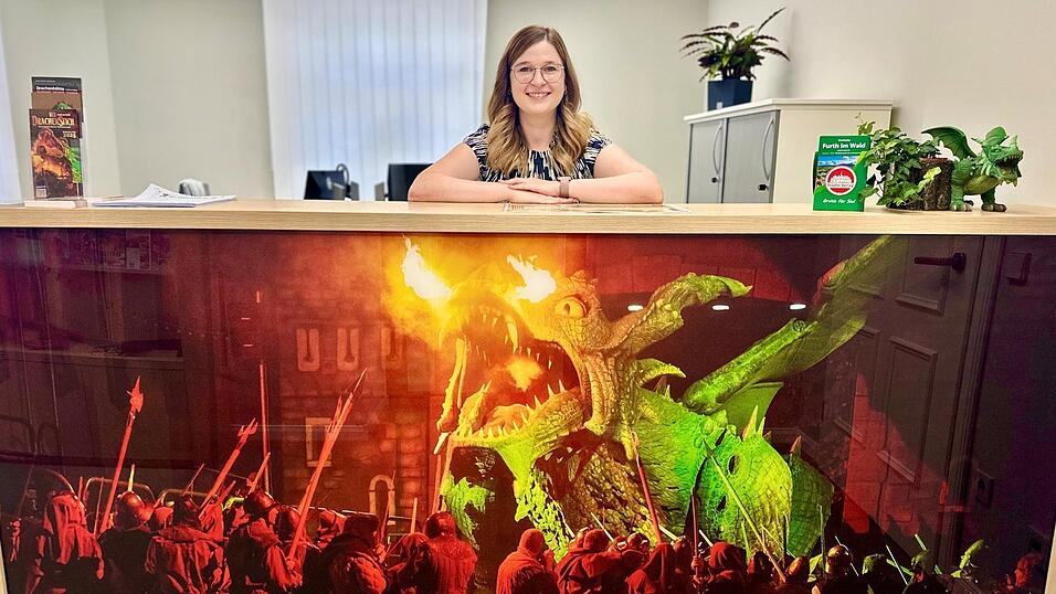 Ein Bild mit Symbolkraft: Anna-Lena Fischer steht über dem Drachenstich. In ihrer Verantwortung liegt es heuer, dass Deutschlands ältestes Volksschauspiel sicher und erfolgreich über die Bühne geht. Ein Bild mit Symbolkraft: Anna-Lena Fischer steht über dem Drachenstich. In ihrer Verantwortung liegt es heuer, dass Deutschlands ältestes Volksschauspiel sicher und erfolgreich über die Bühne geht.