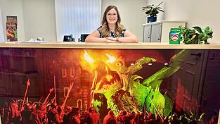 Ein Bild mit Symbolkraft: Anna-Lena Fischer steht über dem Drachenstich. In ihrer Verantwortung liegt es heuer, dass Deutschlands ältestes Volksschauspiel sicher und erfolgreich über die Bühne geht.