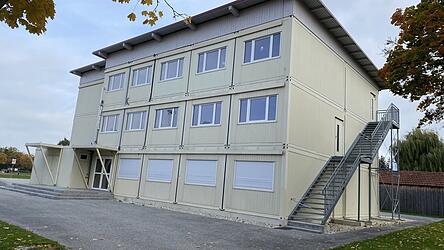 W&auml;hrend die Schule umgebaut wird, sollen die Sch&uuml;ler zum Gro&szlig;teil in der Containeranlage unterrichtet werden. Im Anschluss w&auml;re die Anlage vielleicht auch f&uuml;r Kindergartenkinder nutzbar, so der Vorschlag im Gemeinderat.