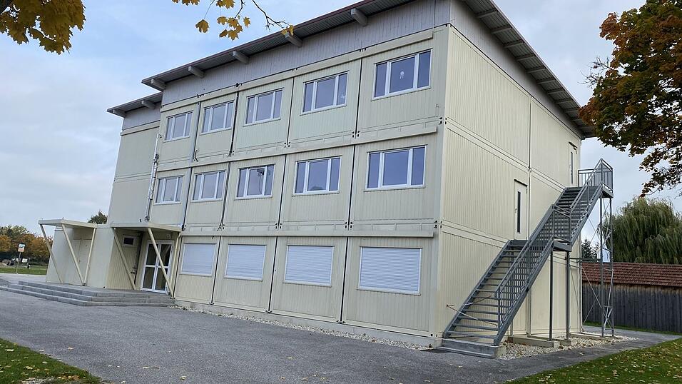 W&auml;hrend die Schule umgebaut wird, sollen die Sch&uuml;ler zum Gro&szlig;teil in der Containeranlage unterrichtet werden. Im Anschluss w&auml;re die Anlage vielleicht auch f&uuml;r Kindergartenkinder nutzbar, so der Vorschlag im Gemeinderat.