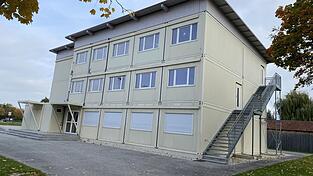 W&auml;hrend die Schule umgebaut wird, sollen die Sch&uuml;ler zum Gro&szlig;teil in der Containeranlage unterrichtet werden. Im Anschluss w&auml;re die Anlage vielleicht auch f&uuml;r Kindergartenkinder nutzbar, so der Vorschlag im Gemeinderat.