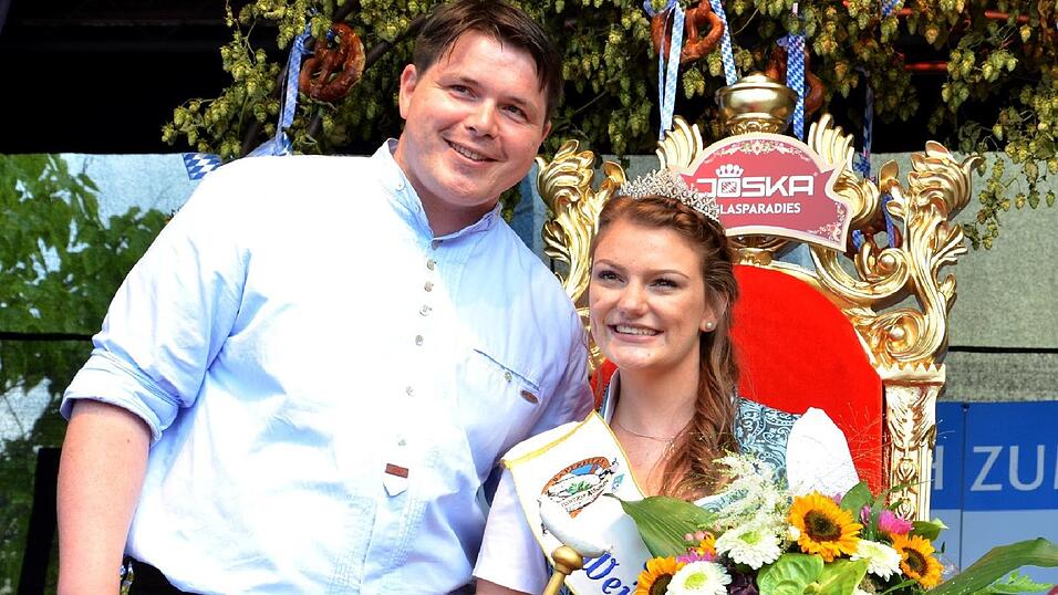 Obermeister Stefan Einsle mit der amtierenden Bayerischen Weißwurstkönigin Luisa I. Obermeister Stefan Einsle mit der amtierenden Bayerischen Weißwurstkönigin Luisa I.