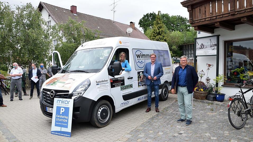 B&uuml;rgermeisterin Elisabeth Winklmaier-Wenzl am Steuer, daneben Mikar-Gesch&auml;ftsf&uuml;hrer Karl-Heinz Kaiser (M.) und Initiator Franz G&ouml;bl.