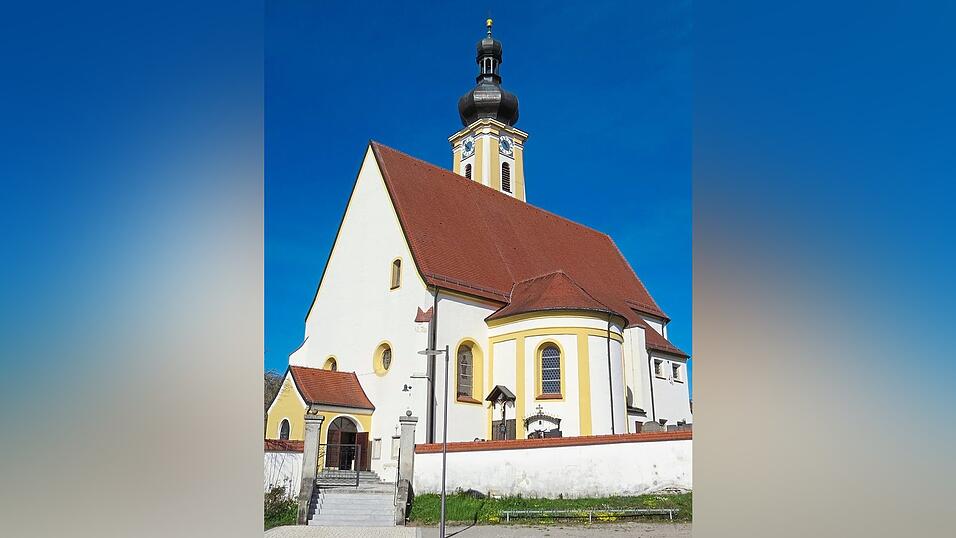 Auf einem kleinen Hügel erhebt sich die Marienwallfahrtskirche von Hadersbach. Auf einem kleinen Hügel erhebt sich die Marienwallfahrtskirche von Hadersbach.
