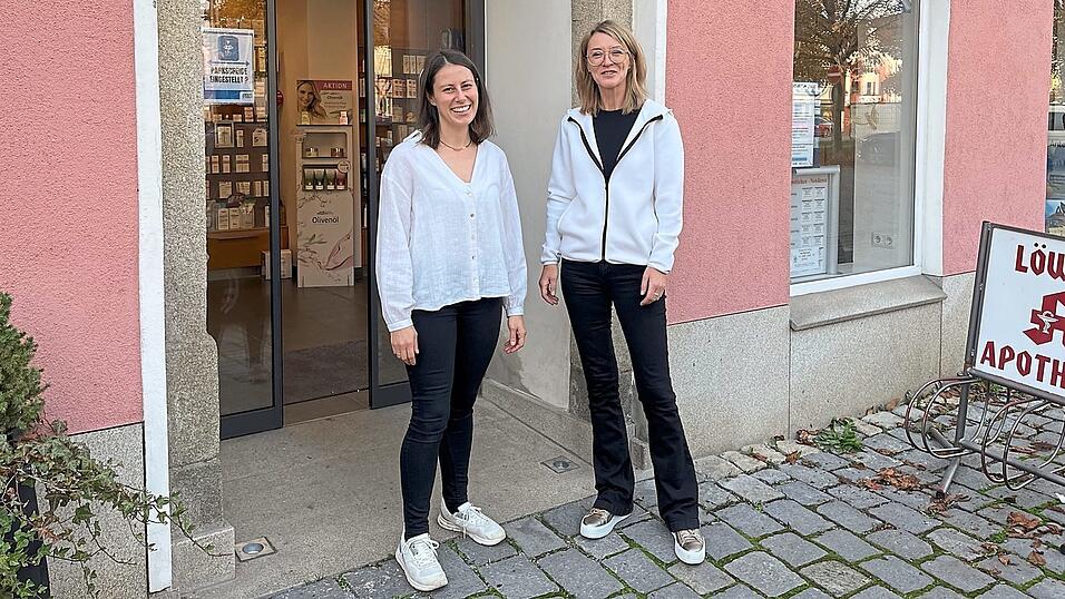 Die neuen Inhaberinnen der Löwen-Apotheke Christina Kellermann (l.) und Andrea Neuhann freuen sich auf die Eröffnung. Die neuen Inhaberinnen der Löwen-Apotheke Christina Kellermann (l.) und Andrea Neuhann freuen sich auf die Eröffnung.