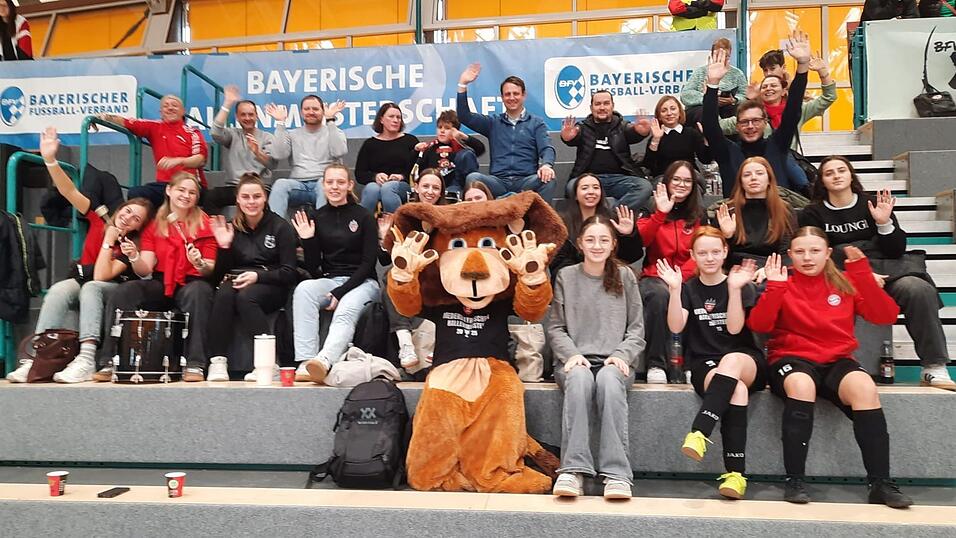 Auch wenn es am Ende knapp nichts wurde mit dem Podest: Mit dem Erreichen des Halbfinales und Platz vier bei der bayerischen Hallenmeisterschaft haben die U15-Juniorinnen des FSV VfB Straubing - hier mit Betreuerteam, Anhang und Vereinsmaskottchen 'Rocket' - gezeigt, welches Potenzial in ihnen steckt.