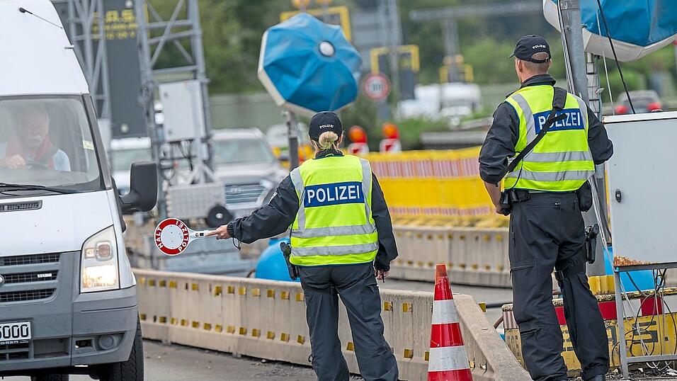Polizisten kontrollieren am Grenz&uuml;bergang Kiefersfelden den aus &Ouml;sterreich kommenden Verkehr. Der neue Bundesinnenminister Alexander Dobrindt (CSU) hat verst&auml;rkte Grenzkontrollen angeordnet.