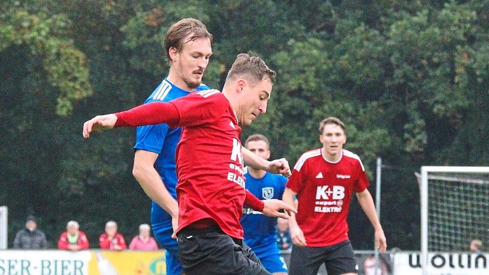 Nicht gerade viel zu melden hatte der SV Etzenricht (in Blau) beim ASV Cham (in Rot) - vor allem in der ersten Halbzeit.