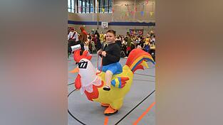 Die jungen Besucher hatten sich f&uuml;r den Niederaichbacher Kinderfasching in tolle Kost&uuml;me geschmissen.