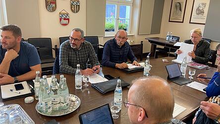 Mit der Fraktion wechselte Stadtrat Christian Wiesinger (2.v.l.) am Dienstagabend auch seinen Sitzplatz am großen Ratstisch.