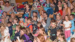Zahlreiche bunt maskierte Kinder feierten beim gro&szlig;en Kinderball des Jugendrotkreuzes in der Stadthalle.