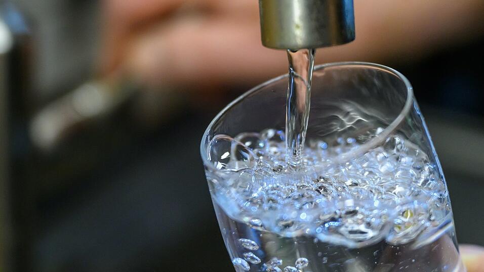 Wegen anhaltender Trockenheit herrscht Wasserknappheit in Böbrach im Kreis Regen. (Symbolbild) Wegen anhaltender Trockenheit herrscht Wasserknappheit in Böbrach im Kreis Regen. (Symbolbild)