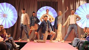 Jeans spielt eine wichtige Rolle in der Frühjahrs- und Sommermode. Jeans spielt eine wichtige Rolle in der Frühjahrs- und Sommermode.