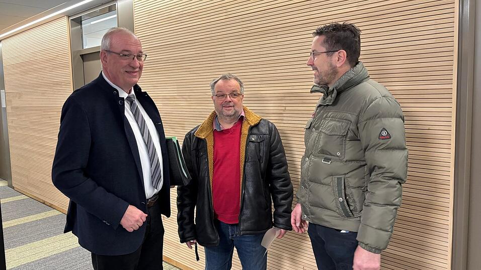 Landrat Franz L&ouml;ffler mit den Sana-Vertretern Bernhard Burger und Armin Haimerl (rechts).