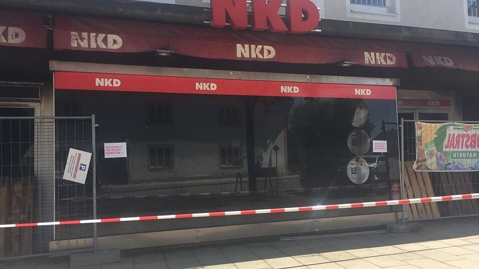 Samstag, der Tag nach der Brandkatastrophe am Marktplatz in Wallersdorf (Kreis Dingolfing-Landau): Die betroffene Gasse ist beidseitig gesperrt, es riecht verkohlt. Immer wieder gehen Passanten fassungslos an der Brandruine vorbei.