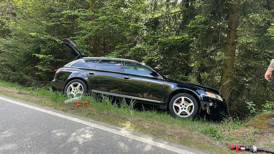 Das beteiligte Auto sei laut Polizei durch einen besch&auml;digten Reifen in den Stra&szlig;engraben gefahren und dort mit einem Stein kollidiert.