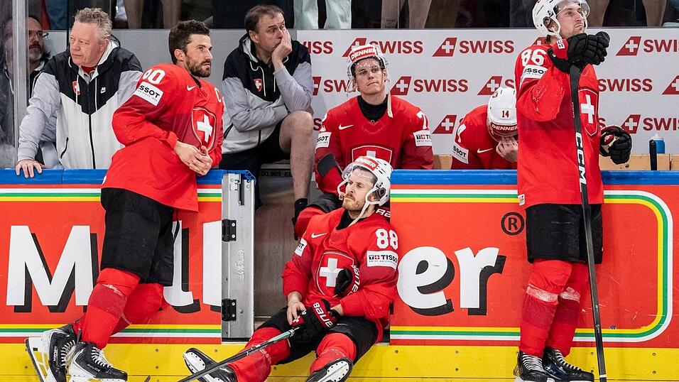 Die Schweiz um Kapitän Roman Josi (l) trauert nach dem verlorenen WM-Finale gegen Finnland. Die Schweiz um Kapitän Roman Josi (l) trauert nach dem verlorenen WM-Finale gegen Finnland.