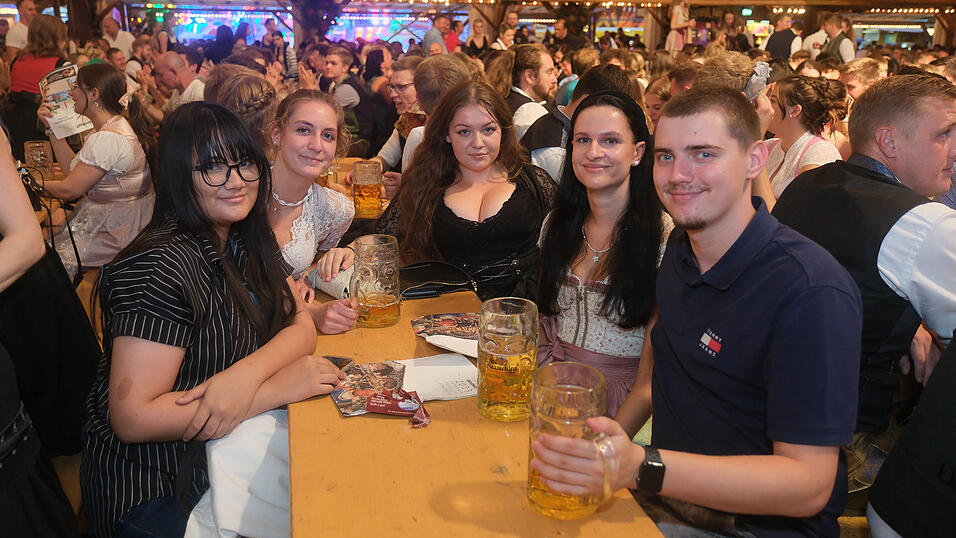 Die Partybilder vom Dienstag, 15. August 2023, aus dem Festzelt Nothaft. Die Partybilder vom Dienstag, 15. August 2023, aus dem Festzelt Nothaft.