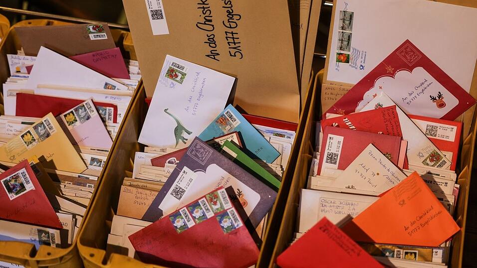 Die Briefe kommen aus aller Welt. Die Briefe kommen aus aller Welt.