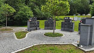 Die fast volle Urnenstelenwand. Links w&auml;re aber noch platz f&uuml;r eine weitere.