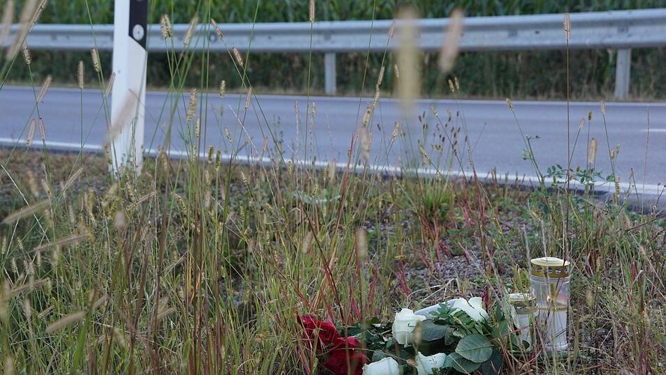 Blumen und Kerzen an der Staatsstraße 2146 zwischen Sünching und Riekofen. Hier hat am 4. September ein Bursche sein Leben verloren.