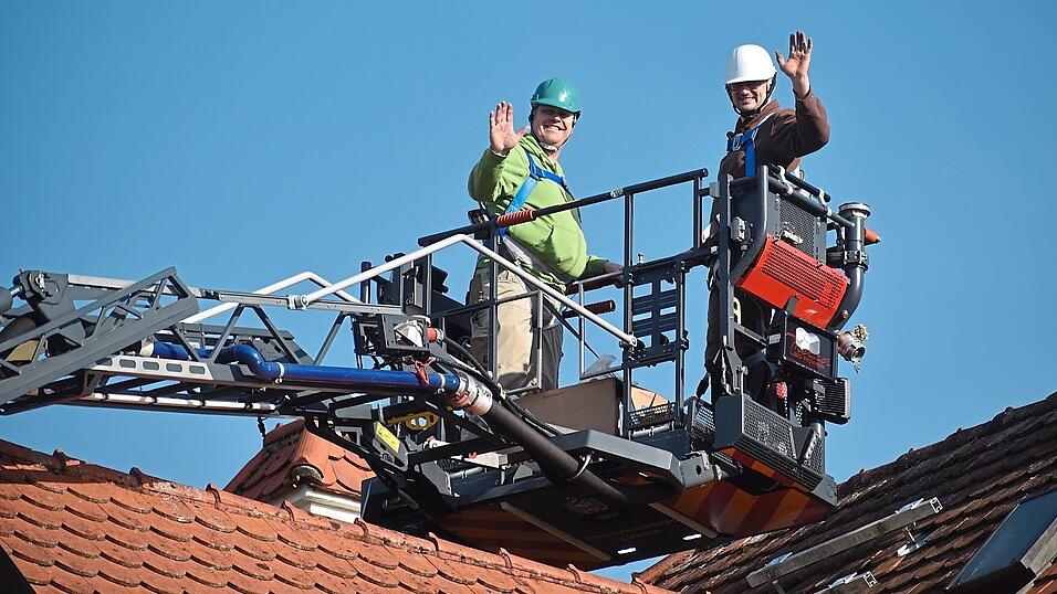 Zwei Mitarbeiter der Schreinerei verschraubten die Halterung und das Nest: Florian Kleber und Alexander Balasz. Zwei Mitarbeiter der Schreinerei verschraubten die Halterung und das Nest: Florian Kleber und Alexander Balasz.